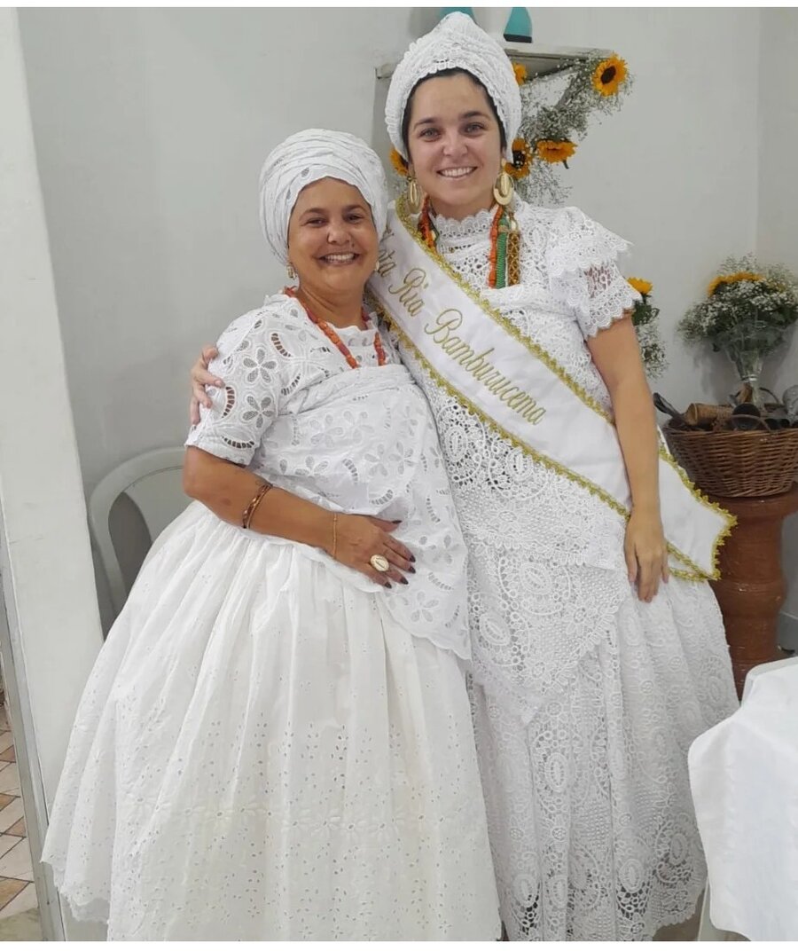 As donas da Lembá Dile, vestidas de branco em traje de axé